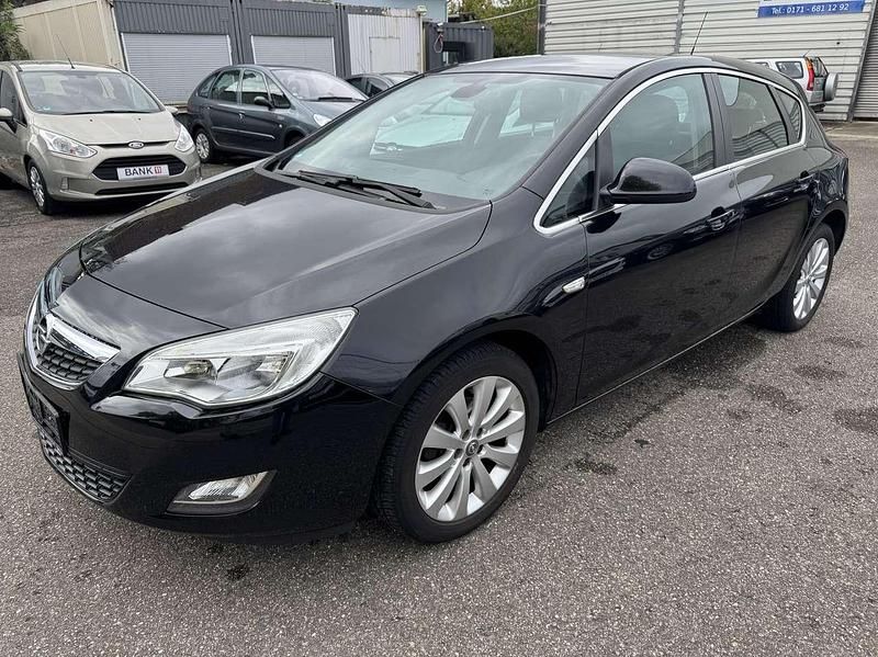 Saphirschwarz/black sapphire Gebraucht 2010 Opel Astra Cosmo Kleinwagen | 5.700 € (Fairer Preis) - Bild 1/4