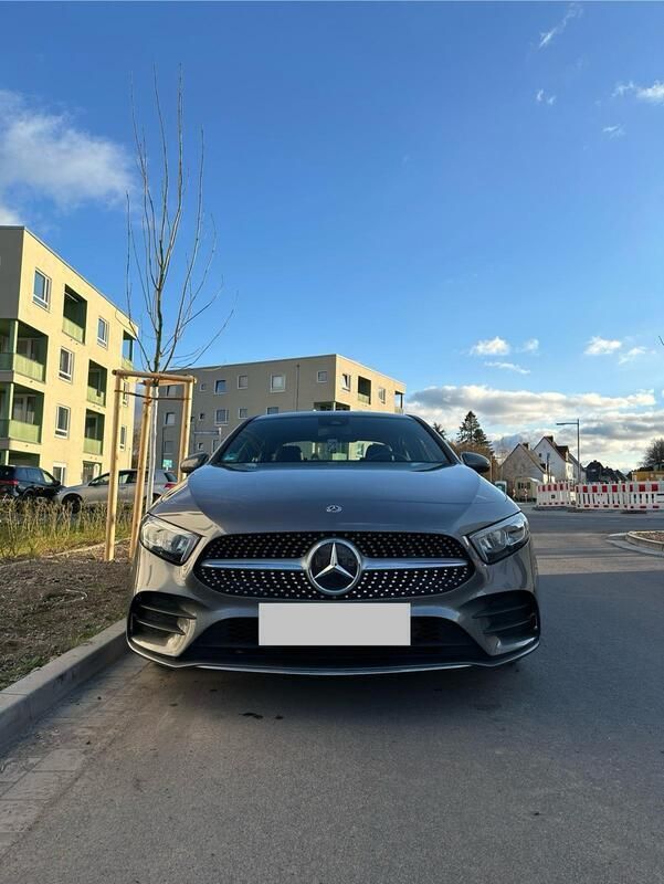 Grau Gebraucht 2020 Mercedes A200 AMG line Limousine | 21.250 € (Guter Preis) - Bild 1/4