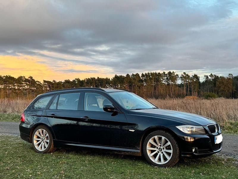 Gebraucht BMW 318 143 PS (105 kW) 2012 Schwarz Kombi