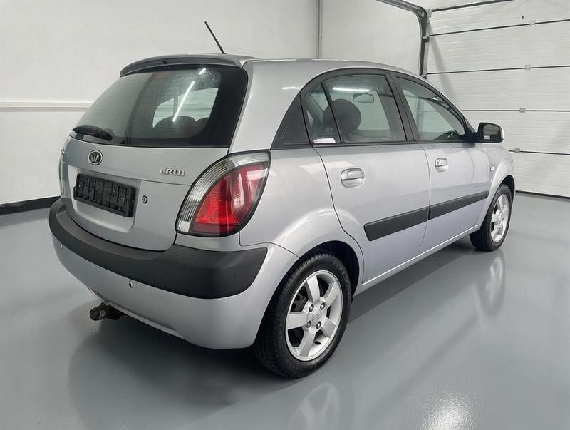 Gebraucht Kia Rio 110 PS (80 kW) 2005 Silber Limousine