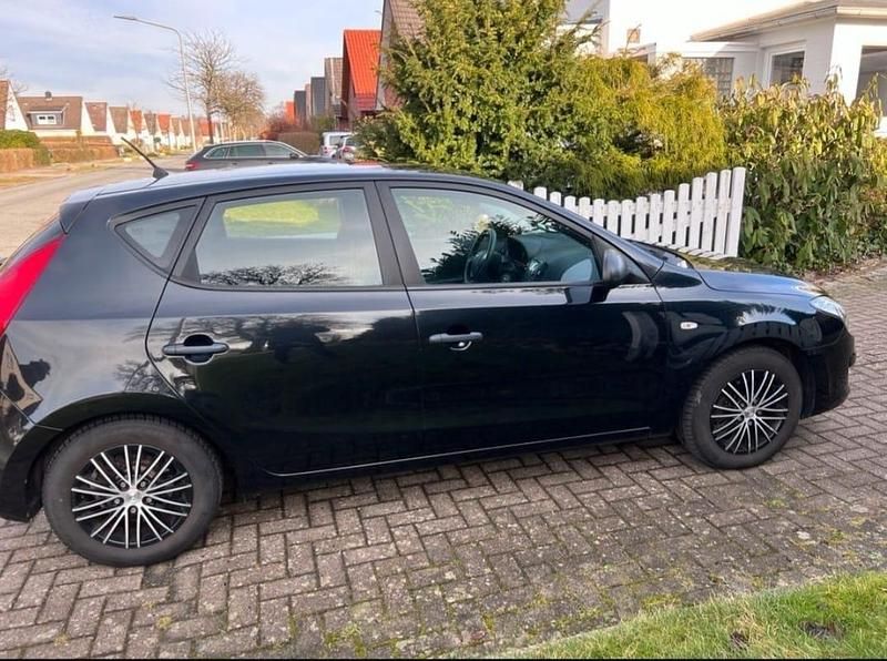 Gebraucht Hyundai i30 90 PS (66 kW) 2011 Schwarz Limousine