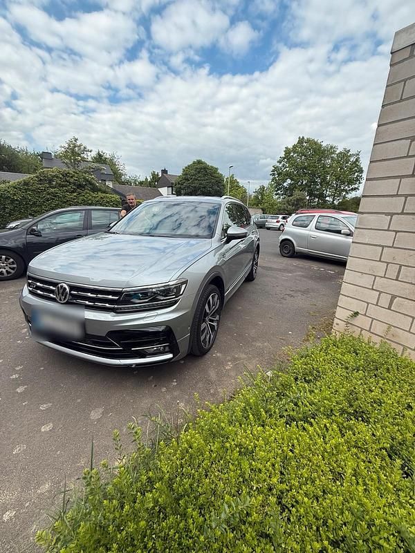 Silber Gebraucht 2020 VW Tiguan Allspace R-line SUV | 26.500 € (Teuer) - Bild 1/4