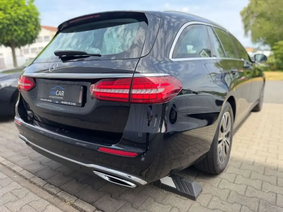 Gebraucht Mercedes E220 200 PS (147 kW) 2023 Baltic black Kombi