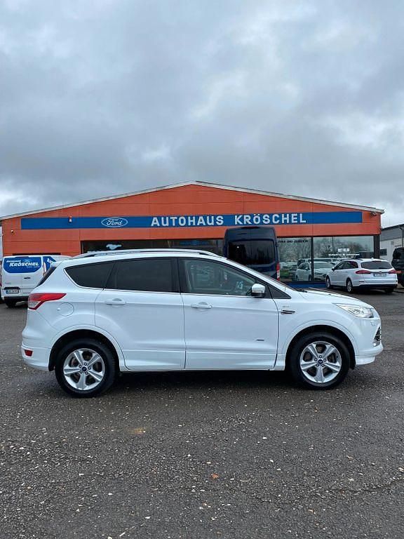 Gebraucht Ford Kuga Individual 179 PS (131 kW) 2015 Weiß SUV
