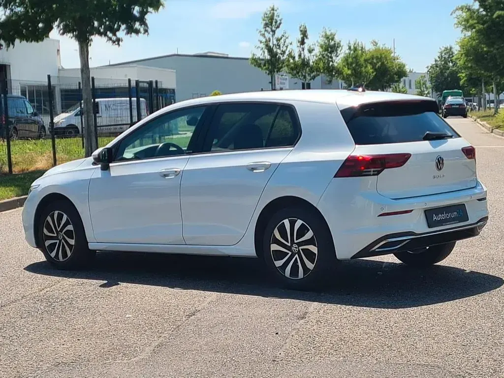 Gebraucht VW Golf VIII Active 131 PS (96 kW) 2022 Weiß Limousine