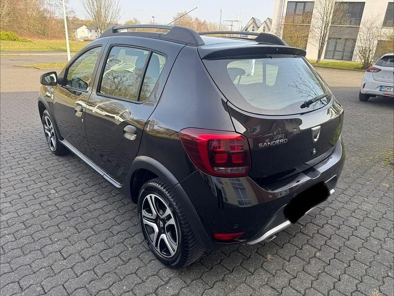 Gebraucht Dacia Sandero Stepway 90 PS (66 kW) 2018 Schwarz Limousine