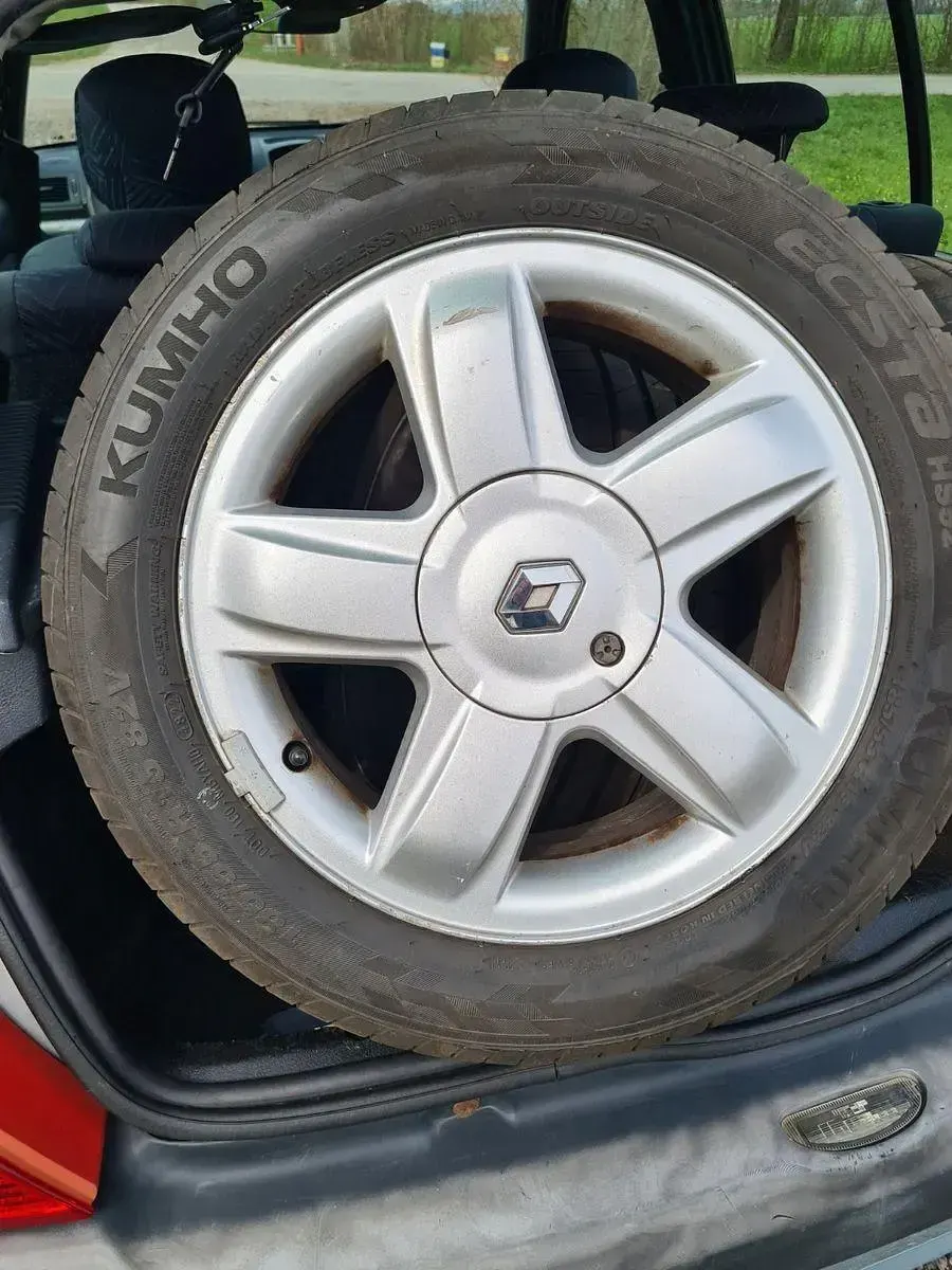Używany Renault Clio II Expression 75 KM (55 kW) 2002 Szary Sedan/Limuzyna