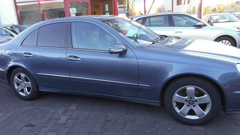 Gebraucht Mercedes E240 Avantgarde 177 PS (130 kW) 2005 Blau Limousine