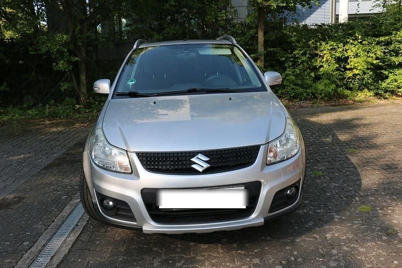 Silber Gebraucht 2012 Suzuki SX4 Style Kleinwagen | 5.299 € (Fairer Preis) - Bild 1/4