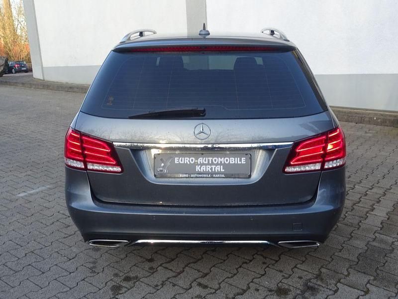 Gebraucht Mercedes E220 Avantgarde 170 PS (125 kW) 2016 Grau Kombi