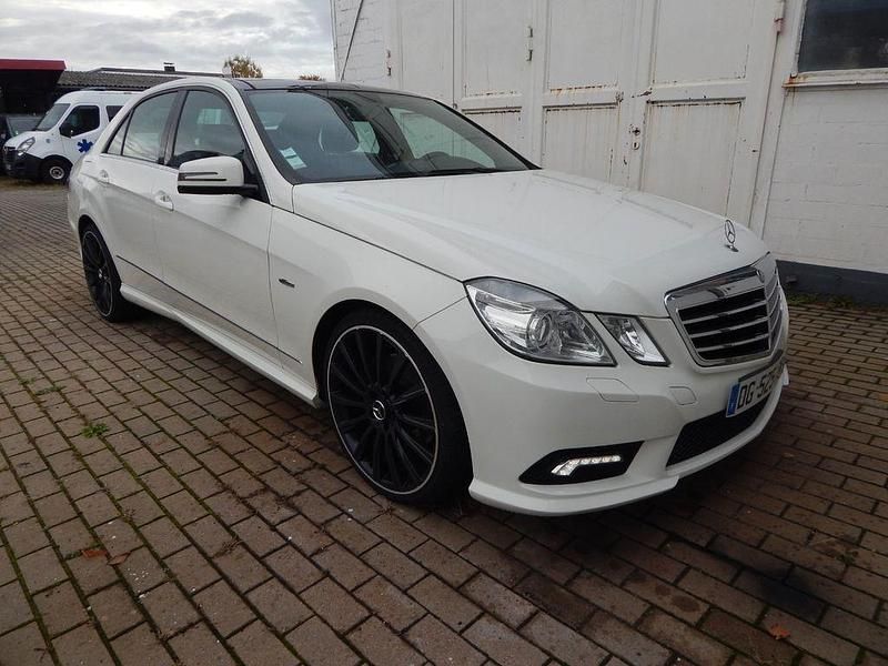 Gebraucht Mercedes E250 Avantgarde 204 PS (150 kW) 2009 Weiß Limousine