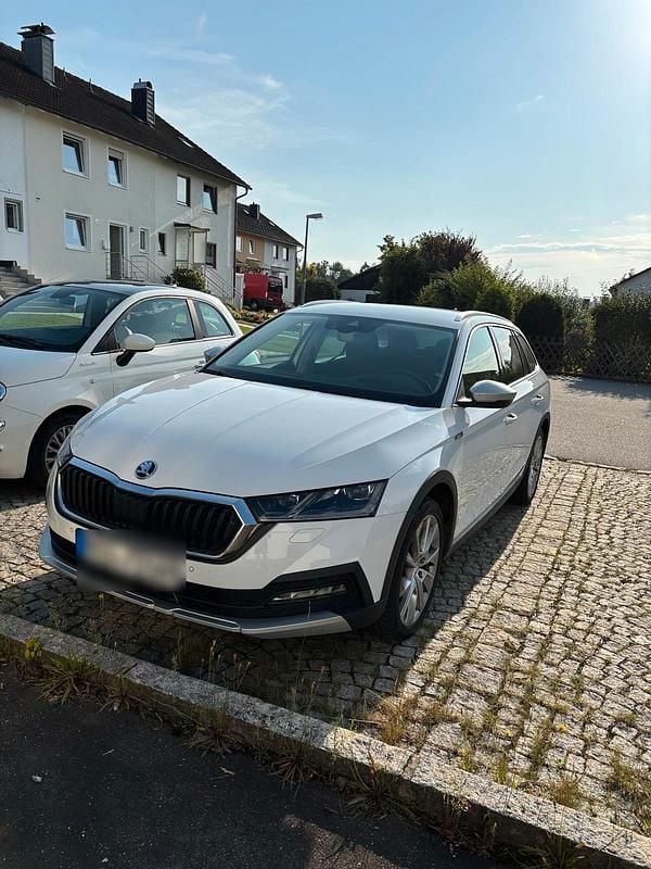 Weiß Gebraucht 2022 Skoda Octavia Scout Scout 4x4 Kombi | 28.500 € (Fairer Preis) - Bild 1/4