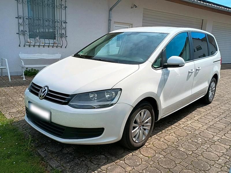 Second-hand VW Sharan 140 CP (102 kW) 2010 Alb Monovolum