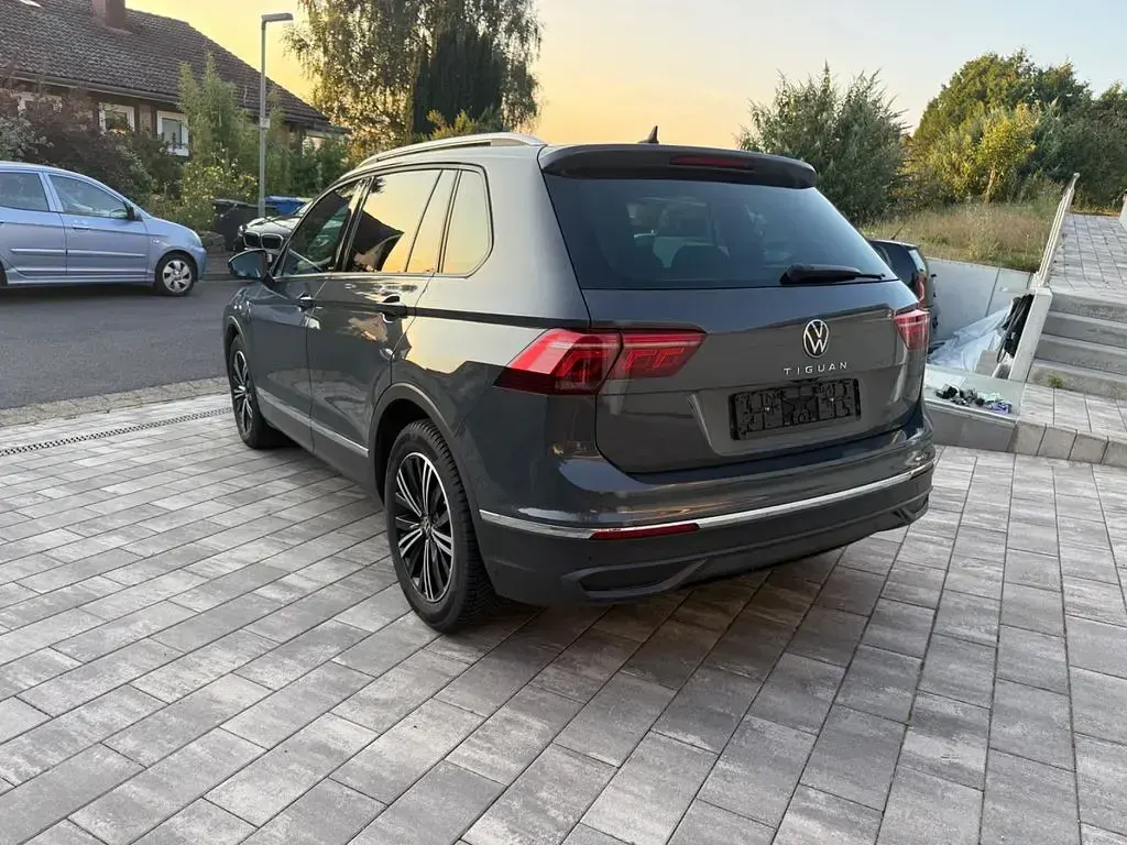 Gebraucht VW Tiguan United 131 PS (96 kW) 2021 Grau SUV
