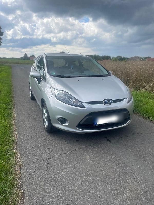 Silber Gebraucht 2008 Ford Fiesta Titanium Kleinwagen | 4.400 € (Etwas zu teuer) - Bild 1/4