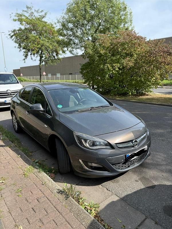 Grau Gebraucht 2012 Opel Astra Limousine | 3.999 € (Superpreis) - Bild 1/4