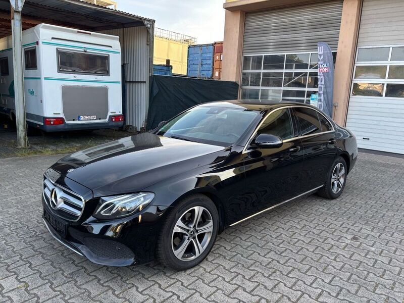 Schwarz Gebraucht 2018 Mercedes E220 Limousine | 14.990 € - Bild 1/4