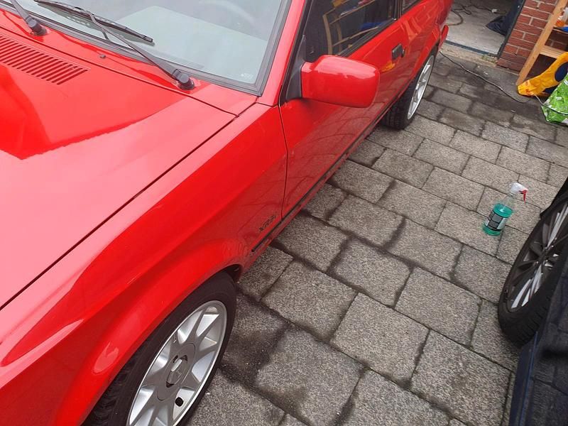 Używany Ford Escort 90 KM (66 kW) 1987 Czerwony Coupe