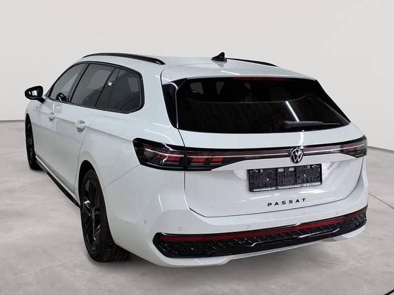 Second-hand VW Passat R-line 193 CP (141 kW) 2025 Alb Break