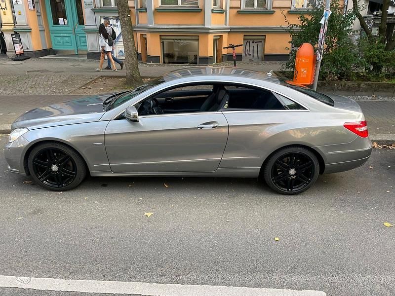 Grau Gebraucht 2011 Mercedes 220 Avantgarde Coupé | 11.999 € - Bild 1/4
