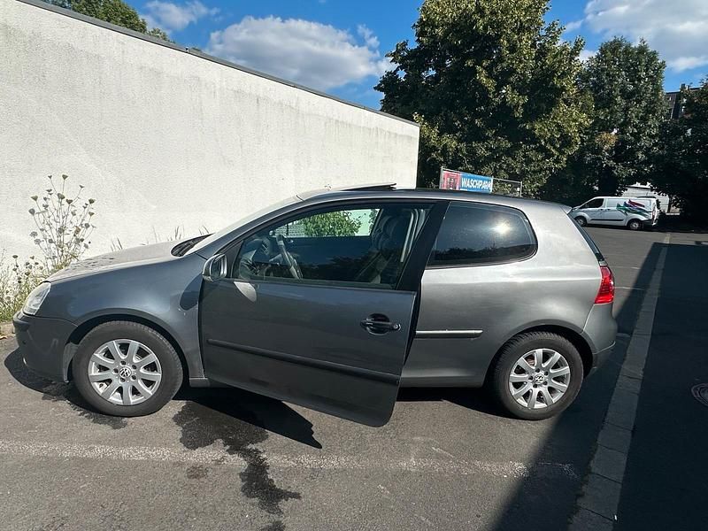 Grau Gebraucht 2005 VW Golf V Limousine | 3.250 € (Guter Preis) - Bild 1/4