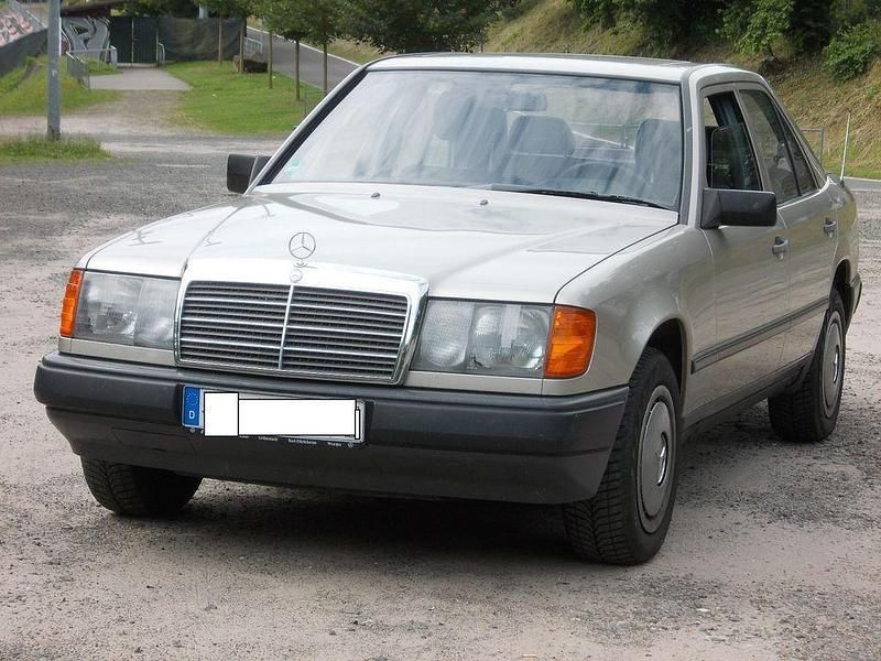 Gebraucht Mercedes E230 132 PS (97 kW) 1988 Silber Limousine