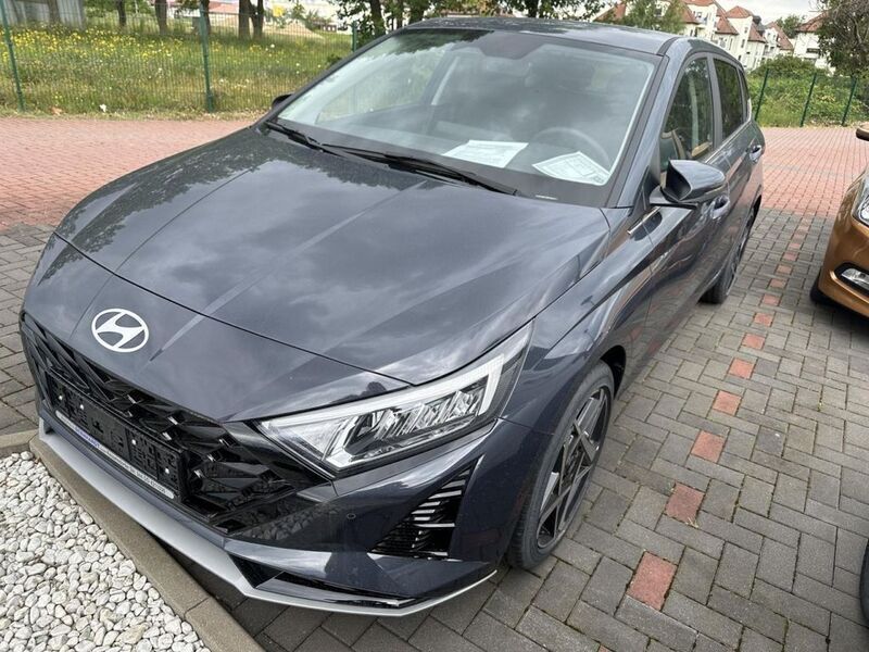 Grau Gebraucht 2023 Hyundai i20 Trend Limousine | 21.990 € (Fairer Preis) - Bild 1/4