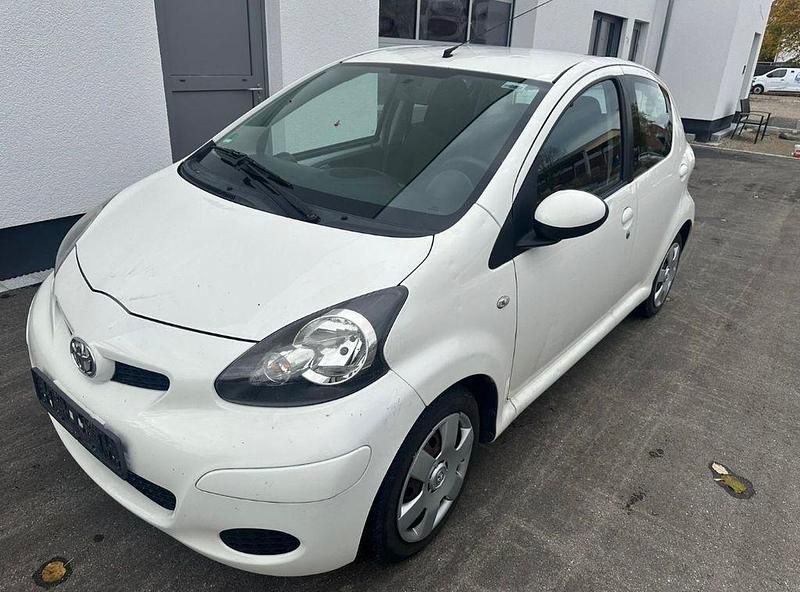 Weiß Gebraucht 2010 Toyota Aygo Cool Kleinwagen | 2.450 € (Guter Preis) - Bild 1/4
