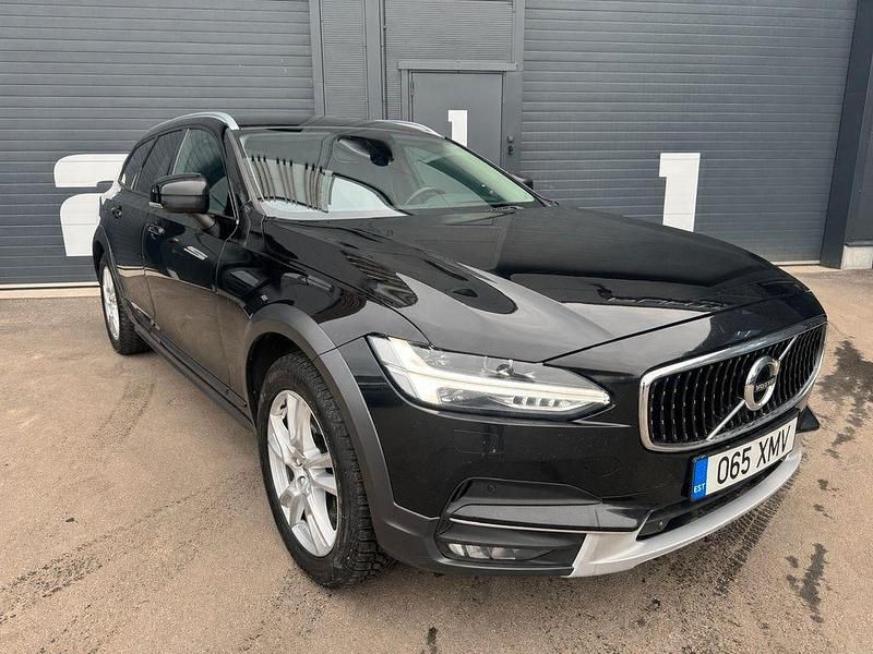 Używany Volvo V90 CC Pro 190 KM (139 kW) 2018 Czarny Kombi