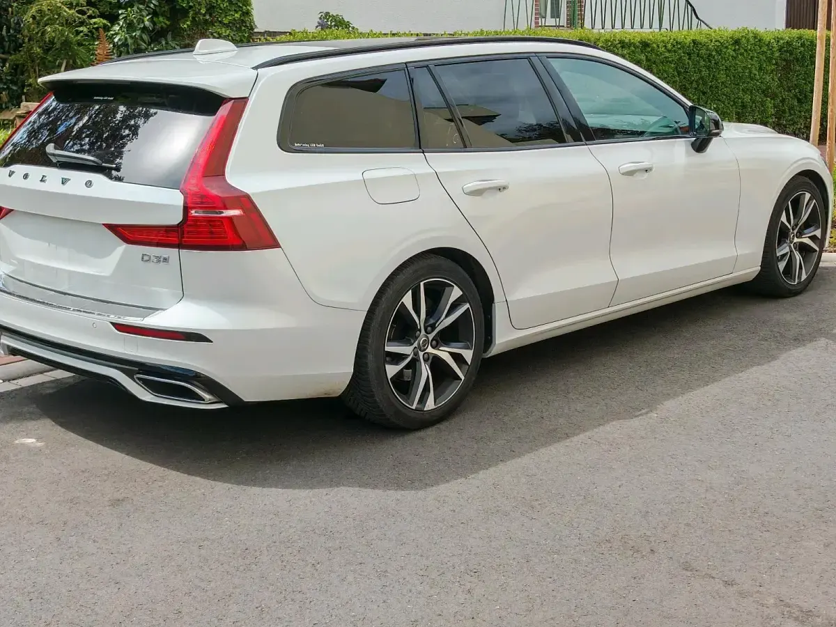 Gebraucht Volvo V60 R-Design 150 PS (110 kW) 2019 Weiß Kombi
