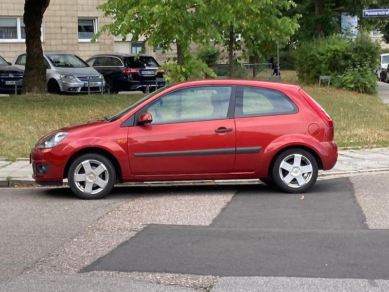 Gebraucht Ford Fiesta Ambiente 60 PS (44 kW) 2006 Rot Kleinwagen
