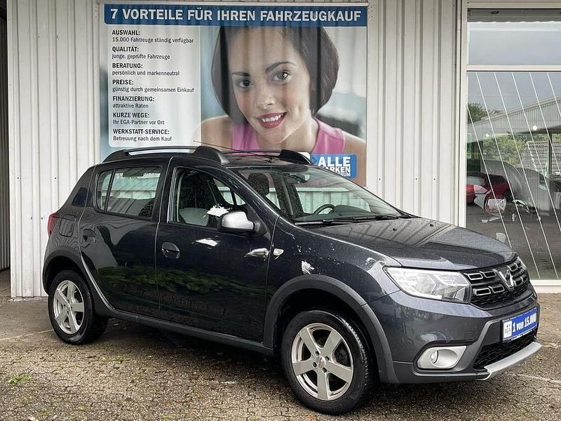 Grau Gebraucht 2020 Dacia Sandero Lauréate Kleinwagen | 8.977 € (Fairer Preis) - Bild 1/4