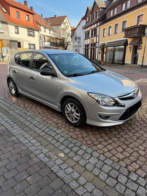 Gebraucht Hyundai i30 109 PS (80 kW) 2010 Silber Kleinwagen
