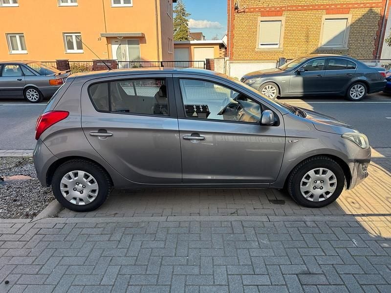 Gebraucht Hyundai i20 86 PS (63 kW) 2013 Grau Kleinwagen