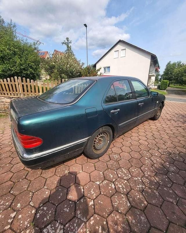 Gebraucht Mercedes E200 Elegance 136 PS (100 kW) 1997 Grün Limousine