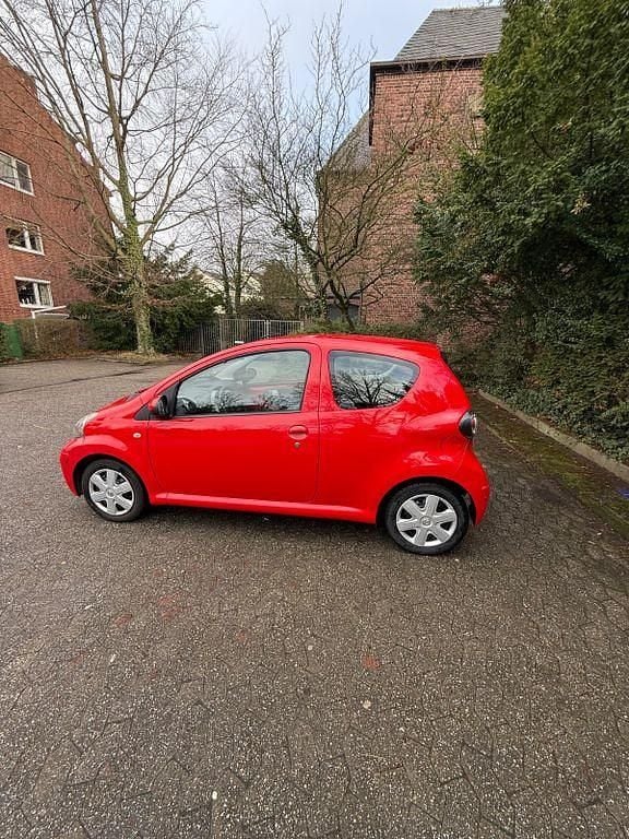 Rot Gebraucht 2011 Toyota Aygo City Kleinwagen | 2.999 € (Fairer Preis) - Bild 1/4