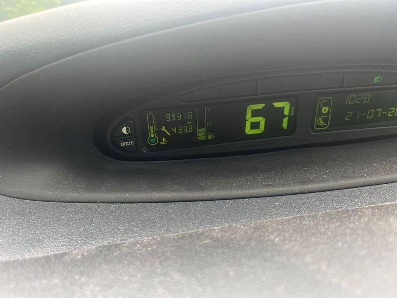 Grau Gebraucht 2009 Citroën Xsara Picasso Van / Kleinbus | 3.050 € (Teuer) - Bild 1/4