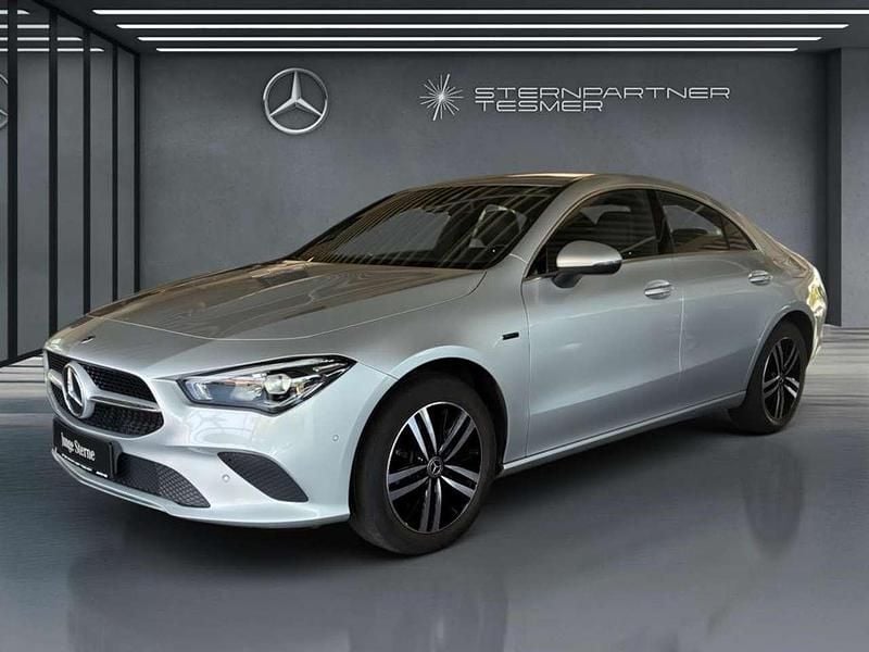 Silber Gebraucht 2021 Mercedes CLA250e Progressive Limousine | 27.479 € (Superpreis) - Bild 1/3