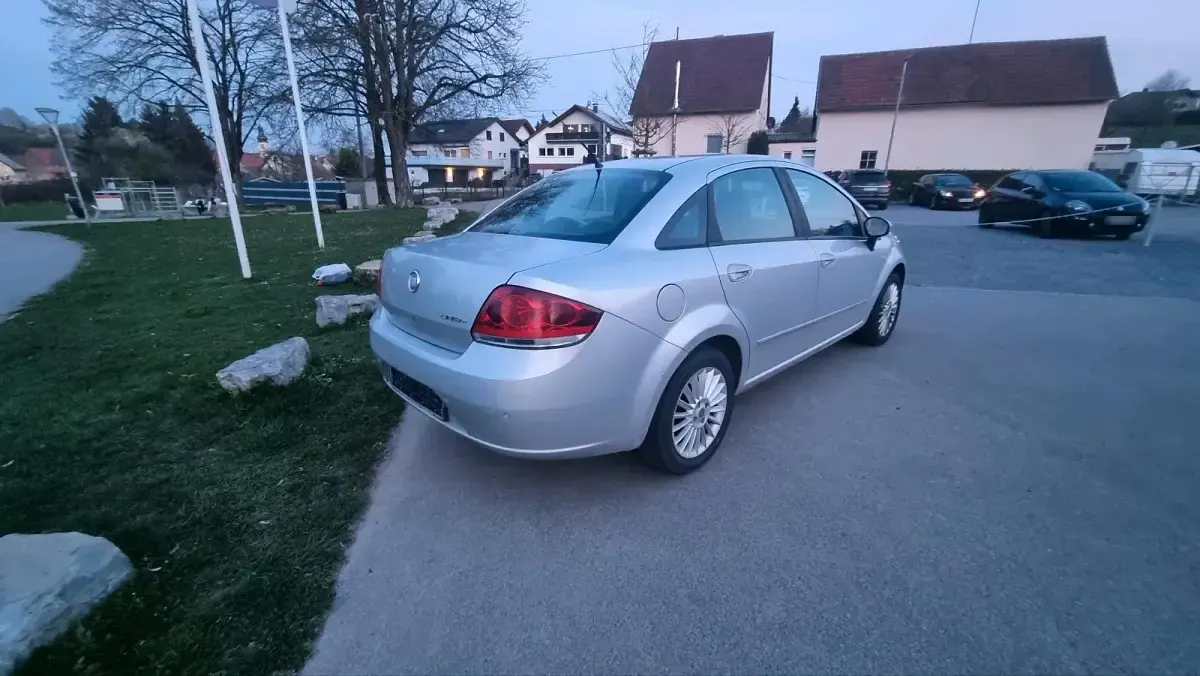 Gebraucht Fiat Linea 77 PS (56 kW) 2007 Silber Limousine