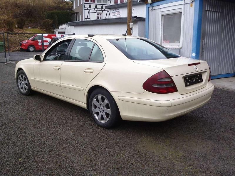 Gebraucht Mercedes E200 Classic 122 PS (89 kW) 2006 Beige Limousine