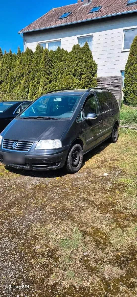 Second-hand VW Sharan 115 CP (84 kW) 2004 Negru Monovolum