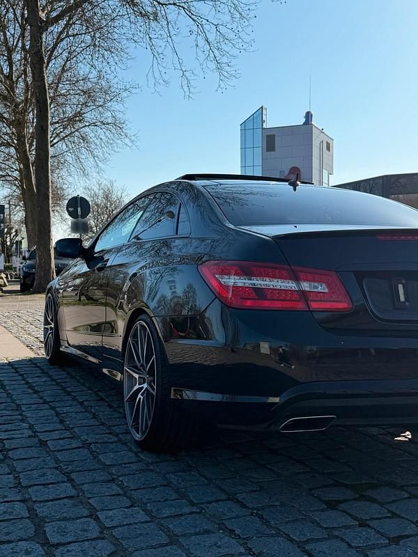 Gebraucht Mercedes E500 388 PS (285 kW) 2009 Schwarz Coupé