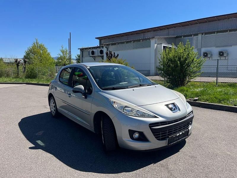 Gebraucht Peugeot 207 Tendance 95 PS (69 kW) 2011 Grau Limousine