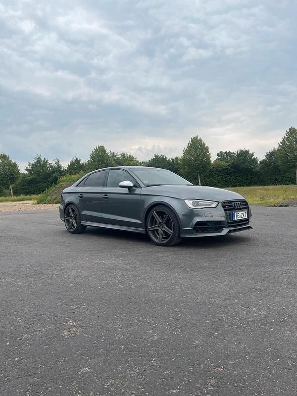 Grau Gebraucht 2016 Audi S3 Design Limousine | 33.000 € - Bild 1/4