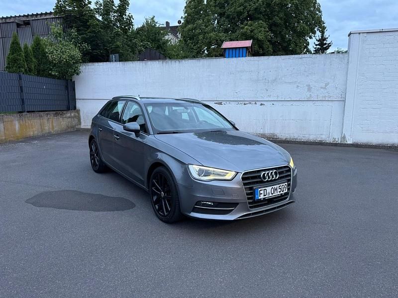 Grau Gebraucht 2013 Audi A3 Kleinwagen | 10.900 € (Guter Preis) - Bild 1/4