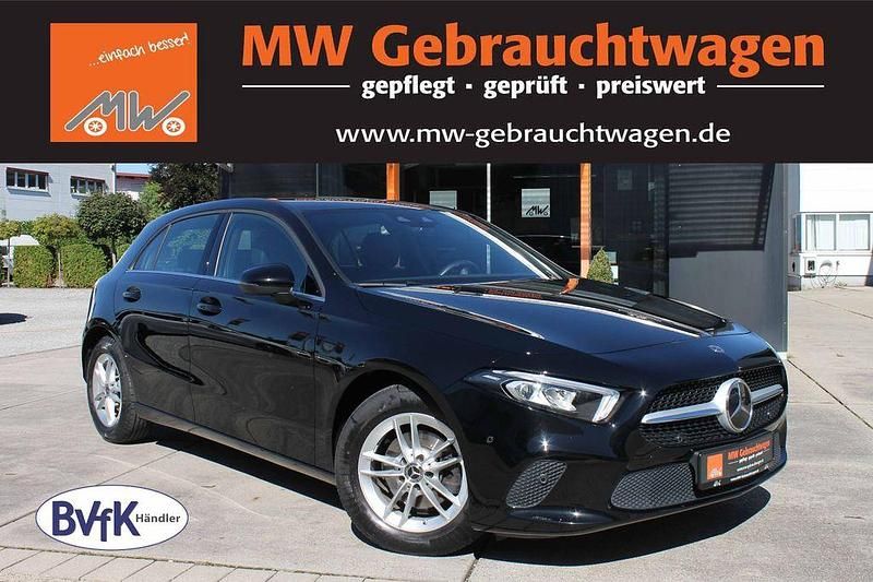 Schwarz Gebraucht 2019 Mercedes A180 Style Limousine | 22.990 € (Fairer Preis) - Bild 1/3