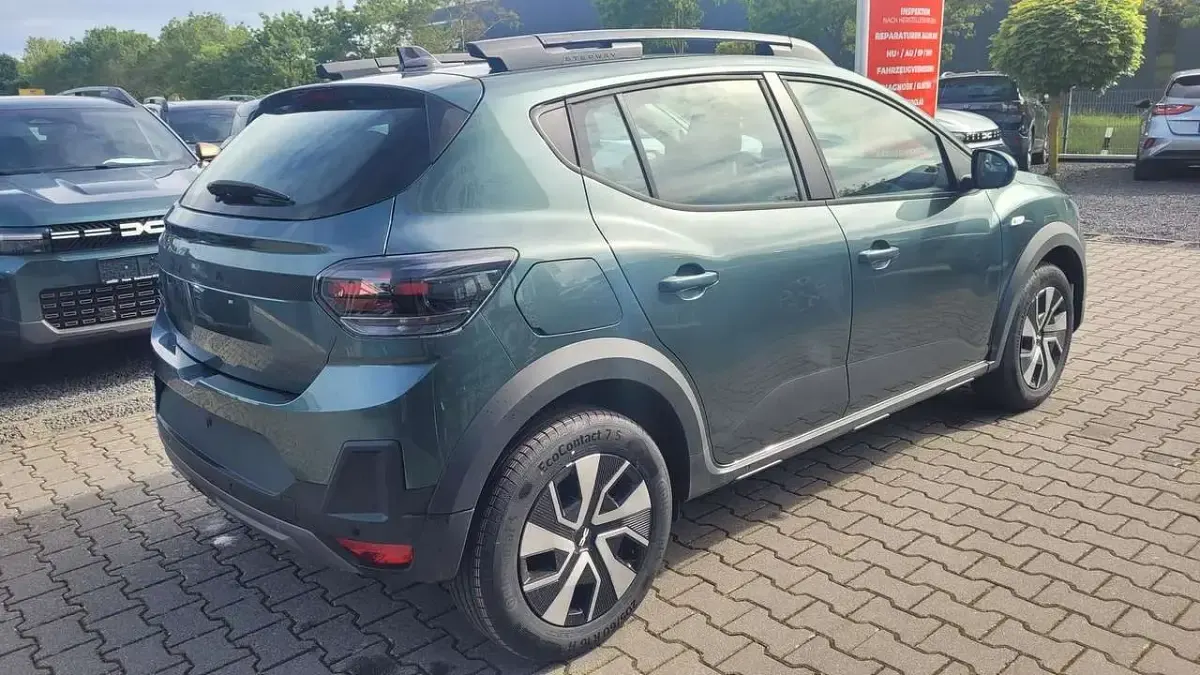 Neu Dacia Sandero Expression 110 PS (80 kW) 2026 Cedar grün Limousine