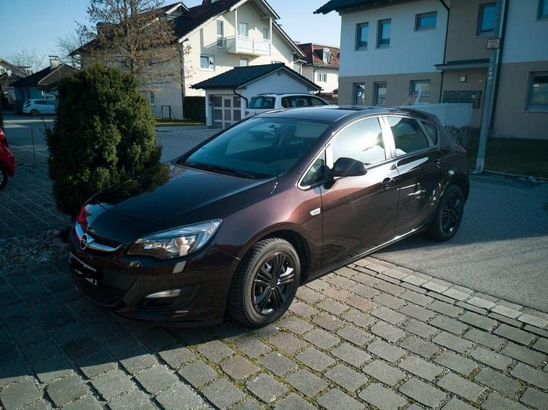 Gebraucht Opel Astra Edition 120 PS (88 kW) 2015 Braun Limousine