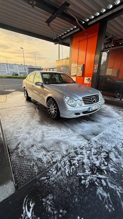 Silber Gebraucht 2003 Mercedes E200 Limousine | 9.200 € - Bild 1/4