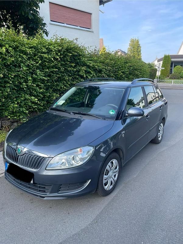 Grau Gebraucht 2011 Skoda Fabia Family Kombi | 5.500 € - Bild 1/4